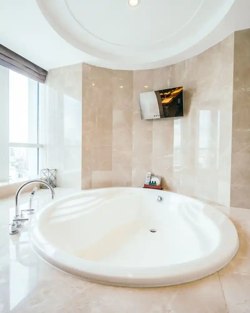 Edwin International Jacuzzi with Steam